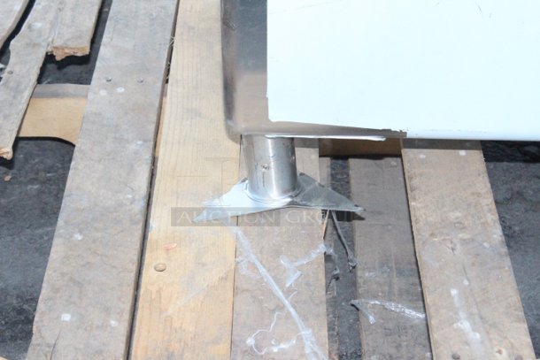 BRAND NEW SCRATCH & DENT! Regency 16 Gauge Stainless Steel One Compartment Commercial Sink With Right Side Drainboard. Back right corner weld is broken  - Image 6 of 7