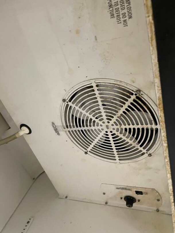 True Commercial Single Glass Door Reach In Refrigerator Merchandiser! With Poly Coated Racks! 115V 1 Phase! Model: GDM-26-HC-LD SN:8834036! - Image 6 of 8