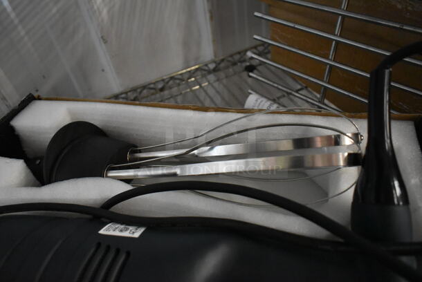 BRAND NEW SCRATCH AND DENT! AvaMix 928IBHDW10 Heavy-Duty Variable Speed Immersion Blender with 10" Whisk - 1 1/4 hp. Tested and Working! - Image 7 of 8