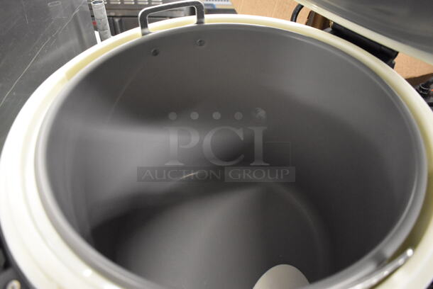 BRAND NEW SCRATCH AND DENT! RiceMaster Town 56919 Stainless Steel Commercial Countertop 92 Cup Rice Warmer. 120 Volts, 1 Phase. 18x16x16. Tested and Working! - Image 3 of 5