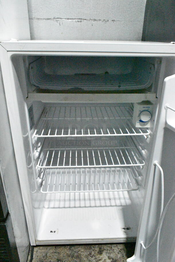 General Electric GE GMR04BANAWW Mini Cooler. 115 Volts, 1 Phase. Tested and Powers On But Does Not Get Cold
 - Image 2 of 4