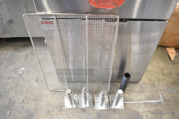 BRAND NEW SCRATCH AND DENT! 2023 Avantco 177FBF1824NG Stainless Steel Commercial Floor Style Natural Gas 110-125 lb. Flat Bottom Funnel Cake / Donut Fryer. Does Not Have Back Piece or Lid. 90,000 BTU - Image 3 of 8