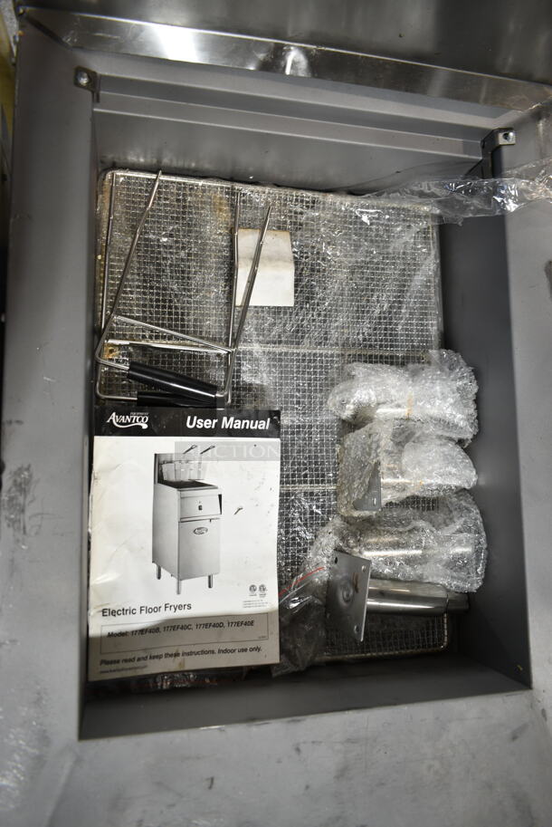 BRAND NEW SCRATCH AND DENT! 2024 Avantco 177FBF1824NG Stainless Steel Natural Gas 110-125 lb. Flat Bottom Funnel Cake / Donut Fryer. 90,000 BTU  - Image 5 of 12