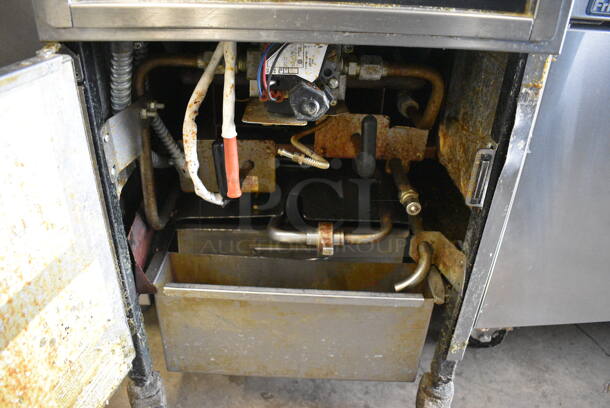 Henny Penny Model 600 Stainless Steel Commercial Floor Style Natural Gas Powered Pressure Fryer on Commercial Casters. 80,000 BTU. 18.5x38x49 - Image 4 of 7