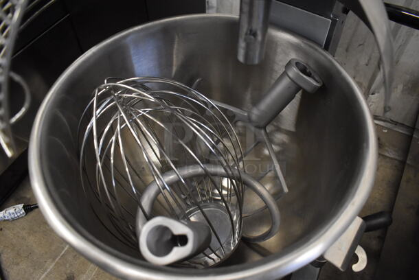Avantco MX20 Metal Commercial Countertop 20 Quart Planetary Dough Mixer w/ Stainless Steel Mixing Bowl, Bowl Guard, Dough Hook, Paddle and Whisk Attachment. 120 Volts, 1 Phase. 18x20x32. Tested and Working! - Image 6 of 8