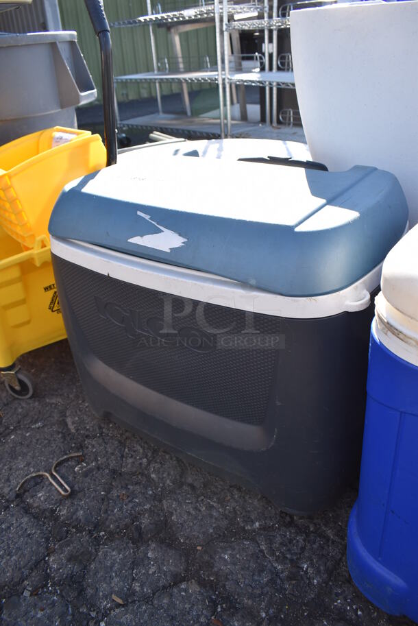 Igloo Blue and White Poly Portable Cooler. 25x17x20 - Image 4 of 4