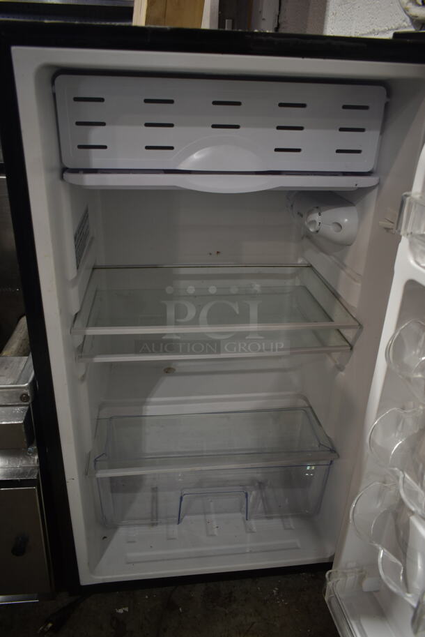 Magic Chef HMR330SE Metal Mini Cooler. 115 Volts, 1 Phase. Tested and Working! - Image 2 of 4