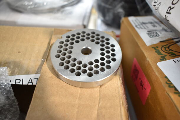 BRAND NEW SCRATCH AND DENT! Box of 6 Avantco 177MG1245 #12 Stainless Steel Grinder Plate for MG12 and MG12R Meat Grinders - 3/16" - Image 2 of 4