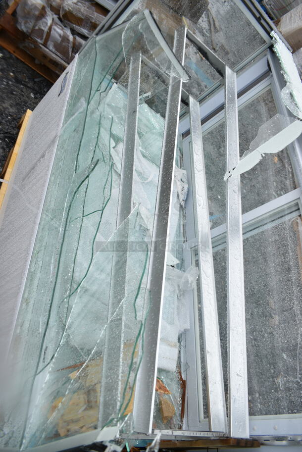 BRAND NEW SCRATCH AND DENT! Avantco 193BCD60W 60" Curved Glass White Dry Bakery Display Case. See Pictures for Broken Glass. 110-120 Volts, 1 Phase.  - Image 7 of 11