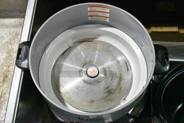 Avantco 177RCB46 Metal Countertop 46 Cup Rice Cooker. 120 Volts, 1 Phase. Tested and Working! - Image 6 of 7