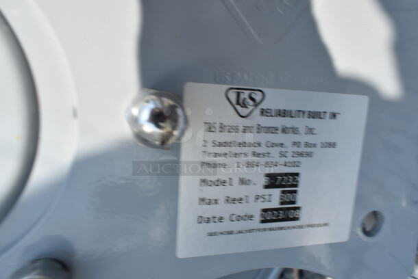 BRAND NEW SCRATCH AND DENT! T&S B-7232 Wall Mounted Hose Reel with 35' Hose, 4+ GPM Spray Valve, Swivel, Swing Bracket, and 48" Supply Hose - Image 4 of 4