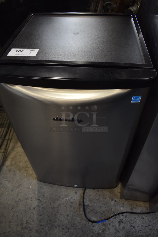 Danby DAR044A6BSLDBO Mini Cooler. 115 Volts, 1 Phase. 20.5x21.5x33.5. Tested and Working! - Image 3 of 8