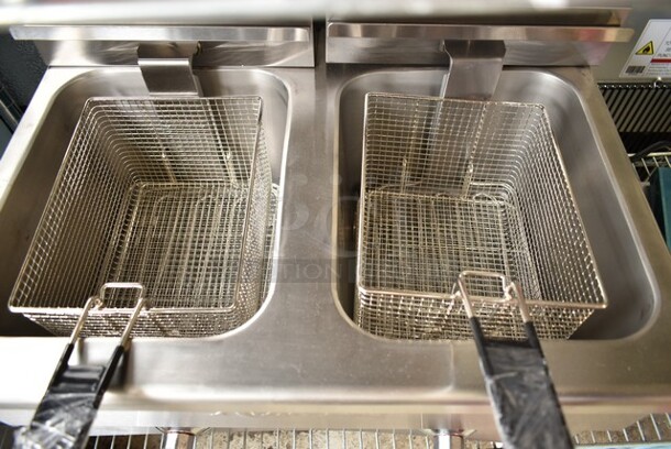 BRAND NEW SCRATCH AND DENT! 2023 Avantco F202 30 lb. Dual Tank Medium-Duty Electric Countertop Fryer. 208/240 Volts, 1 Phase.  - Image 5 of 7