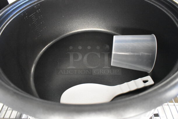 BRAND NEW SCRATCH AND DENT! Avantco 177RCB124 124 Cup (62 Cup Raw) Electric Rice Cooker / Warmer with Removable Lid . 240 Volts, 1 Phase.  - Image 4 of 5