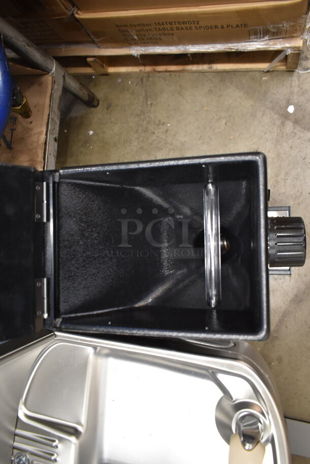 BRAND NEW SCRATCH AND DENT! 2023 Bunn G2 HD Metal Commercial Countertop Coffee Bean Grinder. 120 volts, 1 Phase. Tested and Working! - Image 6 of 7