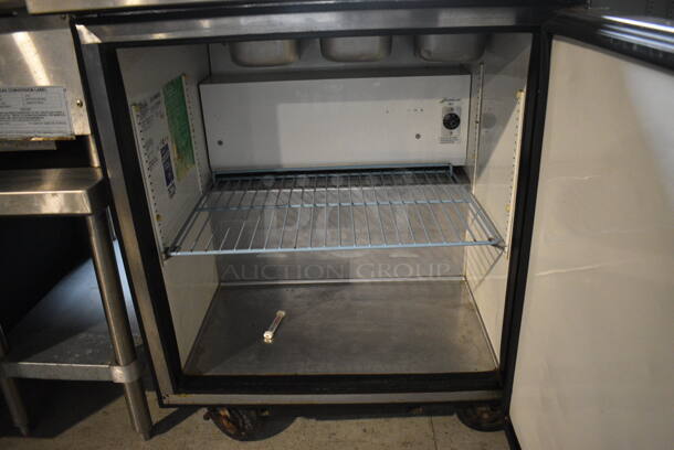 True Model TSSU-27-8 Stainless Steel Commercial Sandwich Salad Prep Table Bain Marie Mega Top w/ Various Drop In Bins and Cutting Board on Commercial Casters. 115 Volts, 1 Phase. 27.5x30x42.5. Tested and Working! - Image 5 of 6