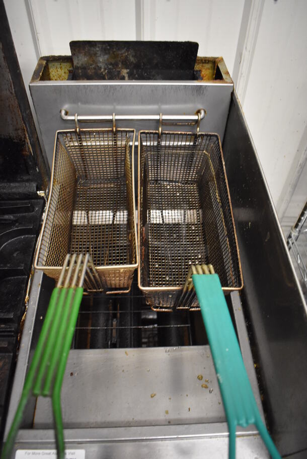 2014 Avantco FF300 Stainless Steel Commercial Natural Gas Powered Deep Fat Fryer w/ 2 Metal Fry Baskets and Right Side Splash Guard. 90,000 BTU. 16x30x44 - Image 4 of 7