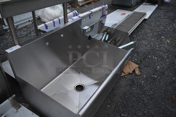 BRAND NEW SCRATCH AND DENT! Stainless Steel Commercial Single Bay Sink. No Legs.  - Image 5 of 5