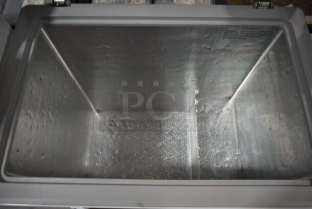 Midea MRC07M6AWW Metal Chest Freezer w/ Hinge Lid on Commercial Casters. 115 Volts, 1 Phase. Tested and Working! - Image 2 of 5