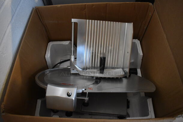 IN ORIGINAL BOX! LIKE NEW! Backyard Pro 554SL112E Stainless Steel Commercial Countertop Meat Slicer w/ Blade Sharpener. 120 Volts, 1 Phase. 22x19x19. Tested and Working! - Image 4 of 6