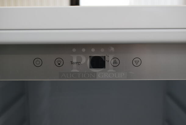 BRAND NEW SCRATCH AND DENT! Whynter CBM-1060XLW Freestanding 10.6 cu. ft. Stainless Steel Commercial Beverage Merchandiser with Superlit Door and Lock - White. 115 Volts, 1 Phase. Tested and Working! - Image 4 of 5