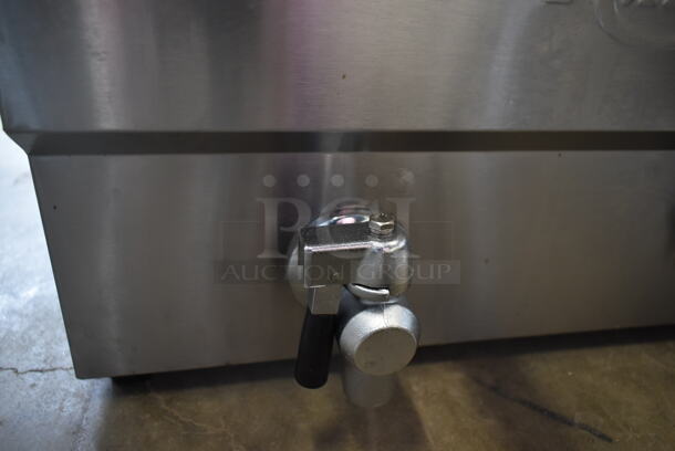 BRAND NEW SCRATCH AND DENT! Avantco 177F202 Stainless Steel 30 lb. Dual Tank Medium-Duty Electric Countertop Fryer w/ 2 Metal Fry Baskets and 2 Lids. 208/240 Volts, 1 Phase. - Image 8 of 9