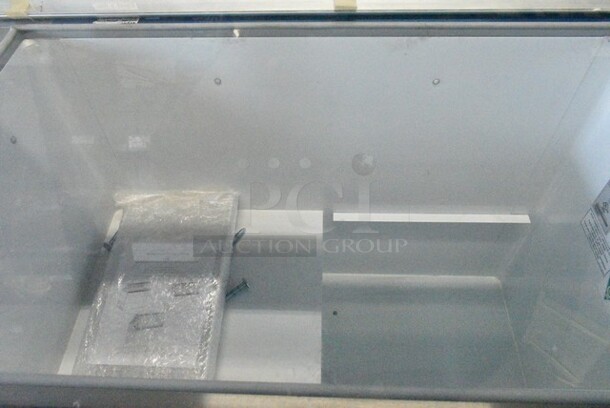 BRAND NEW SCRATCH AND DENT! Master-Bilt DD-46 LCG Metal Commercial Ice Cream Dipping Cabinet on Commercial Casters. See Pictures for Broken Glass. 115 Volts, 1 Phase. Tested and Working! - Image 3 of 9