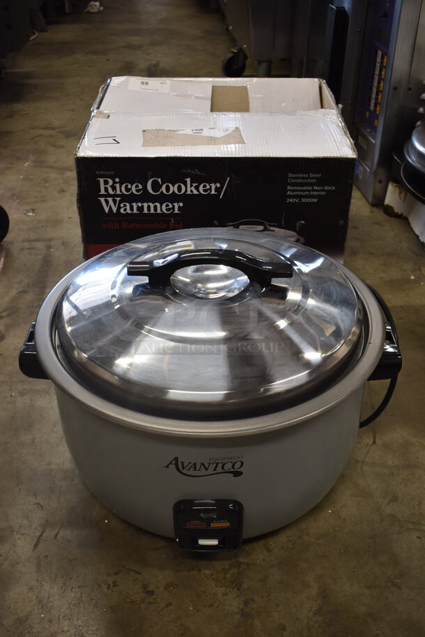BRAND NEW IN BOX! Avantco 177RCA124 Stainless Steel Electric Countertop 124 Cup Rice Cooker/Warmer With Scooper and Cup. 240V. Tested And Working! 