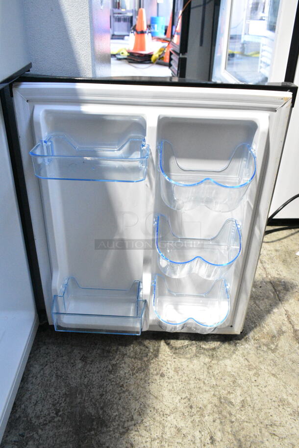 Thomson TFR834-6COM Metal Cooler w/ Freezer. 115 Volts, 1 Phase. Tested and Working! - Image 6 of 7