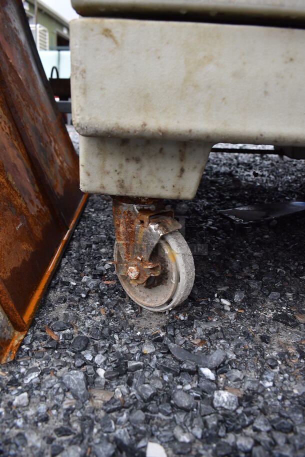 Cambro Tan Poly Insulated Food Carrying Case on Commercial Casters. 25.5x33.5x37 - Image 5 of 7