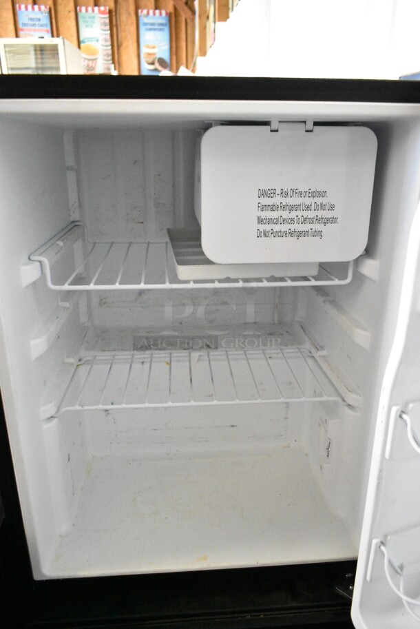 Whirlpool WH27S1E Metal Mini Cooler. 115 Volts, 1 Phase. Tested and Powers On But Does Not Get Cold - Image 3 of 6