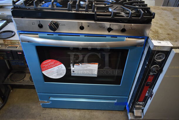 BRAND NEW SCRATCH AND DENT! Electrolux Stainless Steel Commercial Natural Gas Powered 4 Burner Range w/ Oven.  - Image 4 of 7