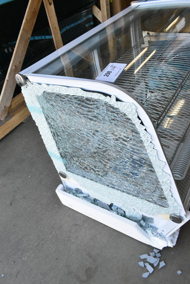 BRAND NEW SCRATCH AND DENT! Avantco 360BCC35HCW 34 1/5" White Refrigerated Countertop Bakery Display Case with LED Lighting. See Pictures for Broken Glass. 115 Volts, 1 Phase. Tested and Working! - Image 4 of 10