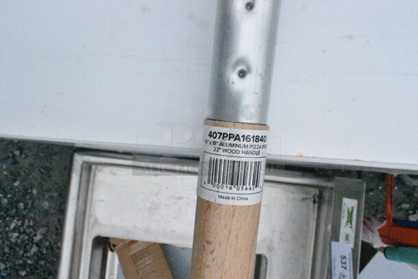 BRAND NEW SCRATCH AND DENT! Choice 407PPA161840 16" x 18" Aluminum Pizza Peel with 22" Wooden Handle - Image 5 of 5
