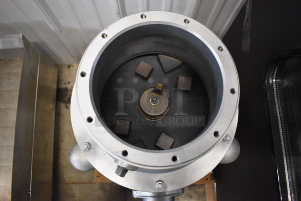 BRAND NEW SCRATCH AND DENT! Hobart FD4/500-1 Metal Commercial Garbage Disposal. 230/480 Volts. 17x19x25. Tested and Working! - Image 4 of 8