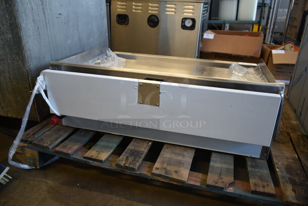 BRAND NEW SCRATCH AND DENT! 2022 Globe GG36G Stainless Steel Commercial Countertop Gas Powered Flat Top Griddle. 90,000 BTU. Stock Picture Used as Gallery. - Image 4 of 5