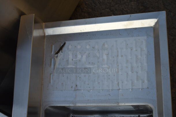 BRAND NEW SCRATCH AND DENT! Regency 600B3101413R 3 Bowl Underbar Sink with Drainboard - 48" x 18 3/4" - Right Drainboard - Image 4 of 8