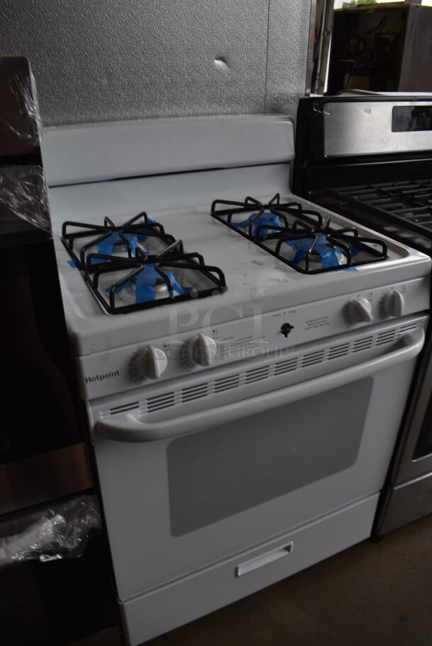 BRAND NEW SCRATCH AND DENT! Hotpoint Model JGBS30REK4SS White Metal Gas Powered 4 Burner Range w/ Oven. 30x27x45 - Image 3 of 10