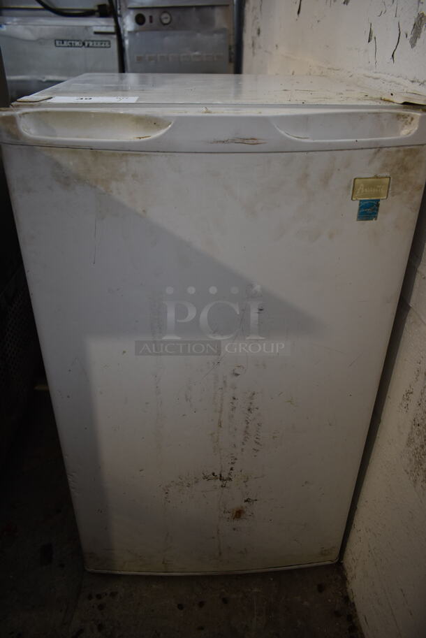 Avanti RM4406W Metal Mini Cooler. 115 Volts, 1 Phase. Tested and Working! - Image 3 of 6