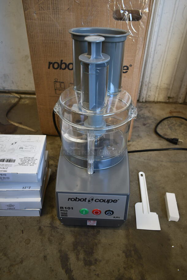 BRAND NEW SCRATCH AND DENT! Robot Coupe R 101 Plus Metal Commercial Countertop Food Processor w/ Bowl, Lid, Pusher, S Blade, 5 New In Box Blades; Julienne, 2 Grater and 2 Slicer. 120 Volts, 1 Phase. Tested and Working! - Image 4 of 12