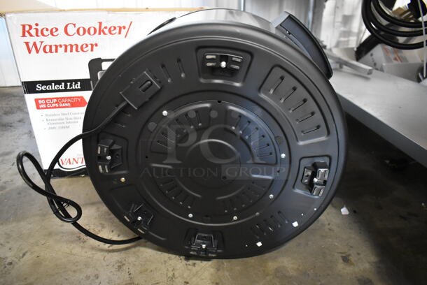 BRAND NEW SCRATCH AND DENT! Avantco 177RCSA90 Stainless Steel Commercial Countertop Electric Powered 90 Cup Rice Cooker. 240 Volts, 1 Phase. - Image 7 of 9