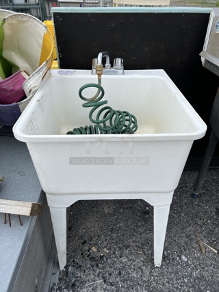 White Poly Single Bay Sink w/ Faucet, Handles, Hose. 23x25.5x36