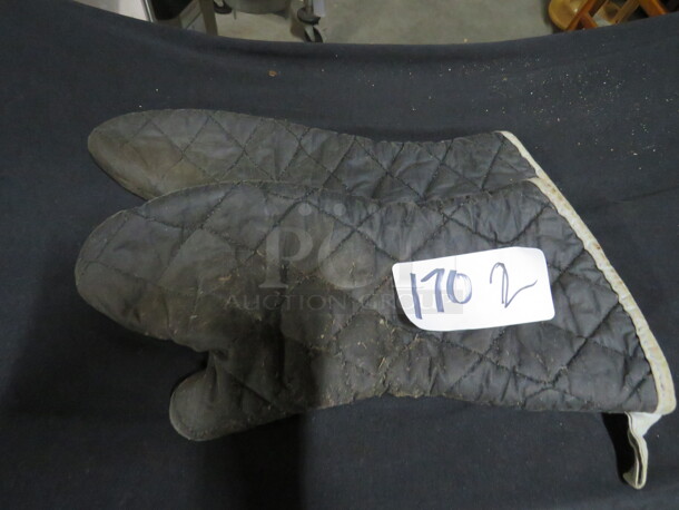 Oven Mitts. 2XBID - Image 1 of 1