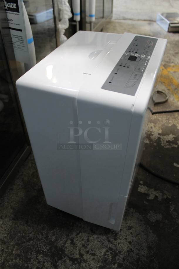 BRAND NEW SCRATCH AND DENT! Black & Decker BDT50WT 50 Pint Dehumidifier with Continuous Drain. 115 Volts, 1 Phase. Tested and Working! - Image 4 of 7