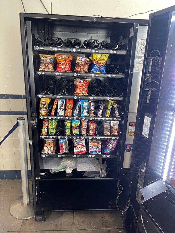 Working! Seaga Infinity INF5S Commercial Snack Vending Machine Made In The USA  Cash Or CC NSF 115 Volt Tested and Working! Currently In Use!  - Image 3 of 7