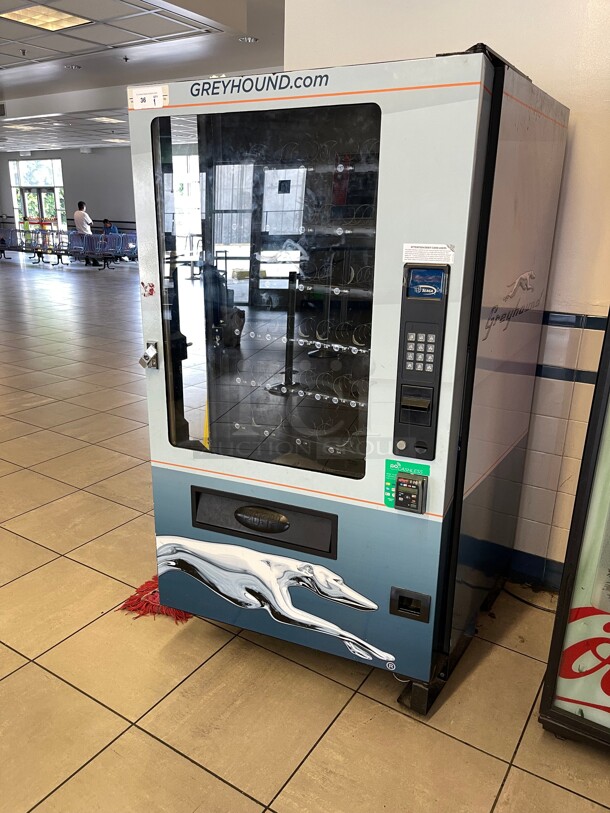 Working! Seaga Infinity INF5S Commercial Snack Vending Machine Made In The USA  Cash Or CC NSF 115 Volt Tested and Working! Currently In Use!  - Image 7 of 8