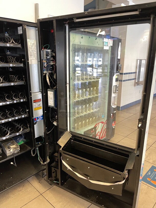Working! Seaga Infinity INF5S Commercial Snack Vending Machine Made In The USA  Cash Or CC NSF 115 Volt Tested and Working! Currently In Use!  - Image 4 of 8