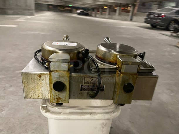 TOASTMASTER DOUBLE COMMERICAL WAFFLE IRON NSF 115 Volt Tested and Working! - Image 5 of 9