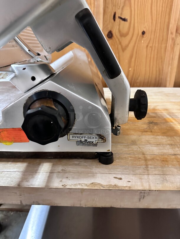 Working! Univex RYKOFF_SEXTON Premium Series 13in 1/2 HP Manual Feed Gear Driven Commercial Slicer w/Blade Sharpener  115 Volt NSF Tested and Working! - Image 3 of 8