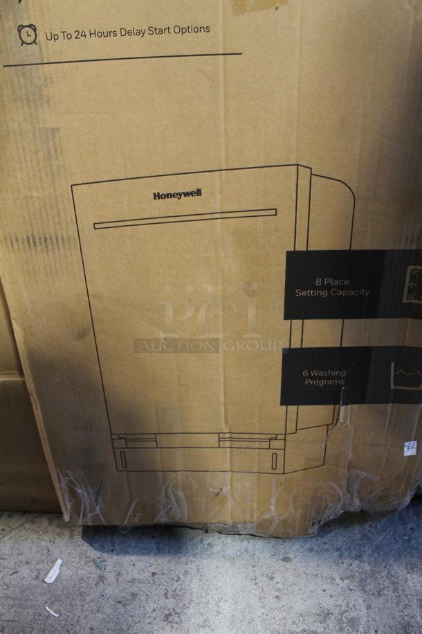 BRAND NEW SCRATCH AND DENT! Honeywell HDS18SS Stainless Steel Undercounter Dishwasher. 120 Volts, 1 Phase. - Image 4 of 6